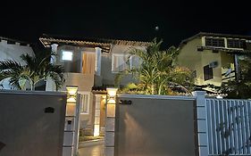 Casa Com Piscina, Churrasqueira E Ar Condicionado Em Condominio
